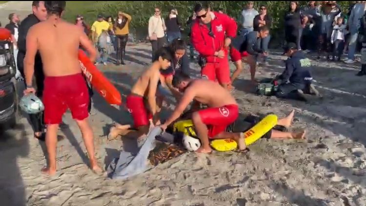 Rescate acuático salva a migrante intentando cruzar por Playas de Tijuana