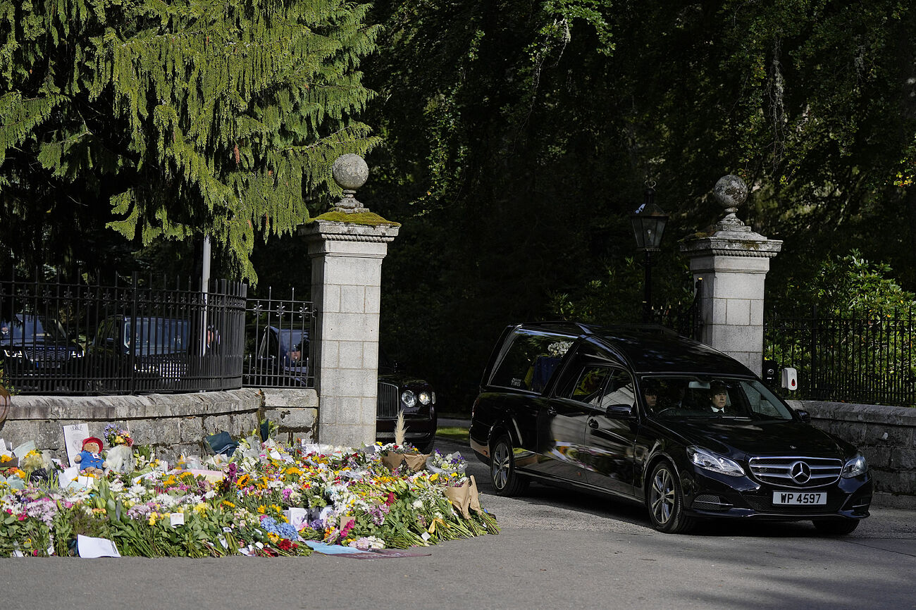 Trasladan el cuerpo de la Reina Isabel a Edimburgo