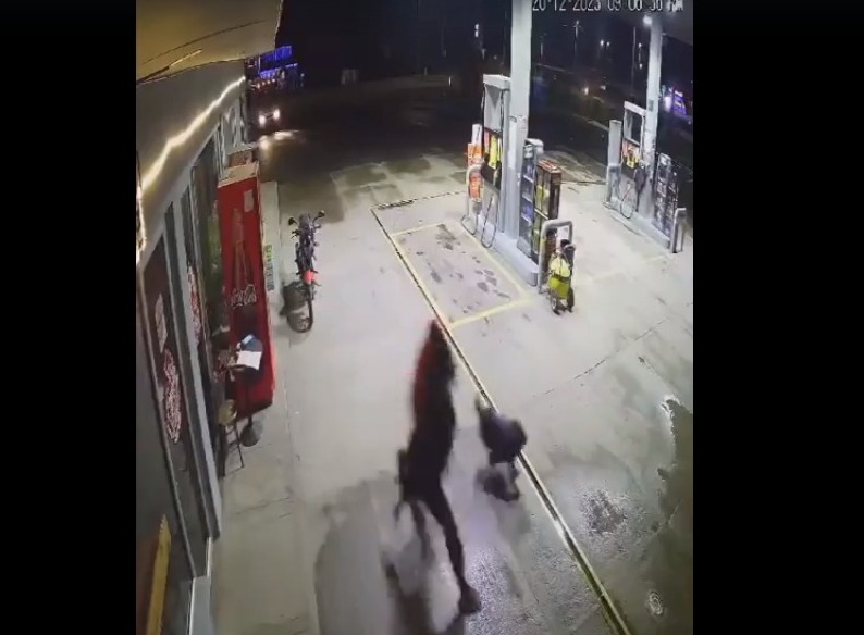[VIDEO] Perrita frustra asalto en gasolinera: Colombia