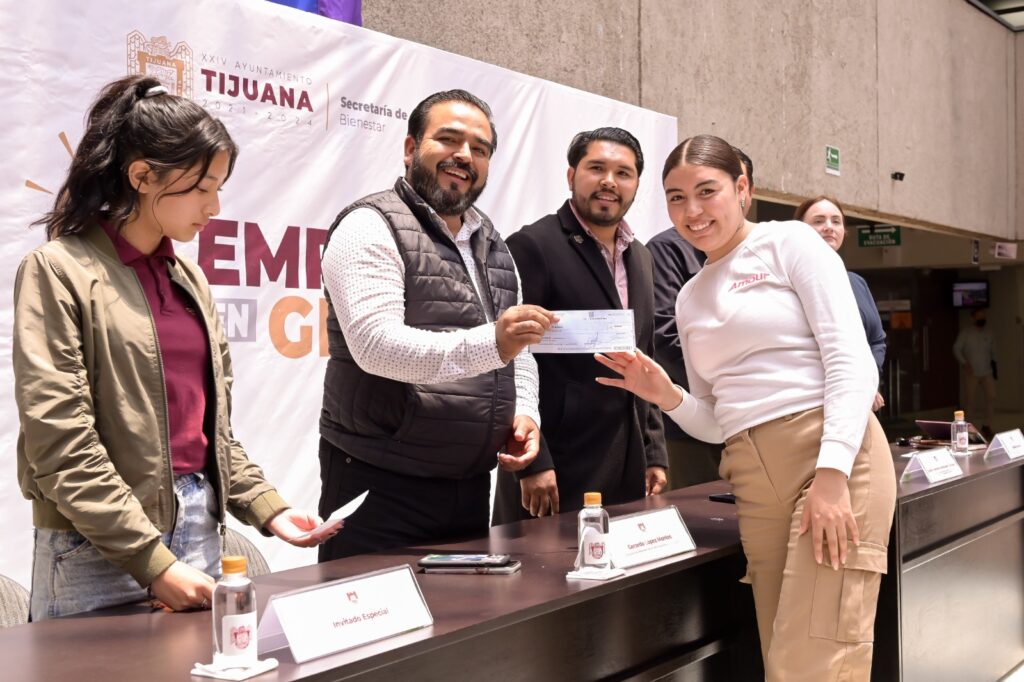 Dan apoyos económicos para jóvenes emprendedores en Tijuana