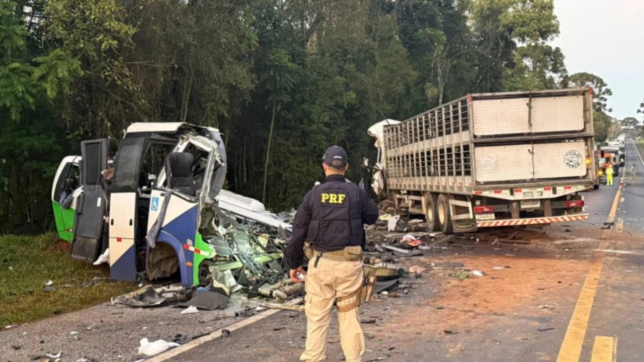 Choque entre autobús y camión deja 23 muertos en Brasil