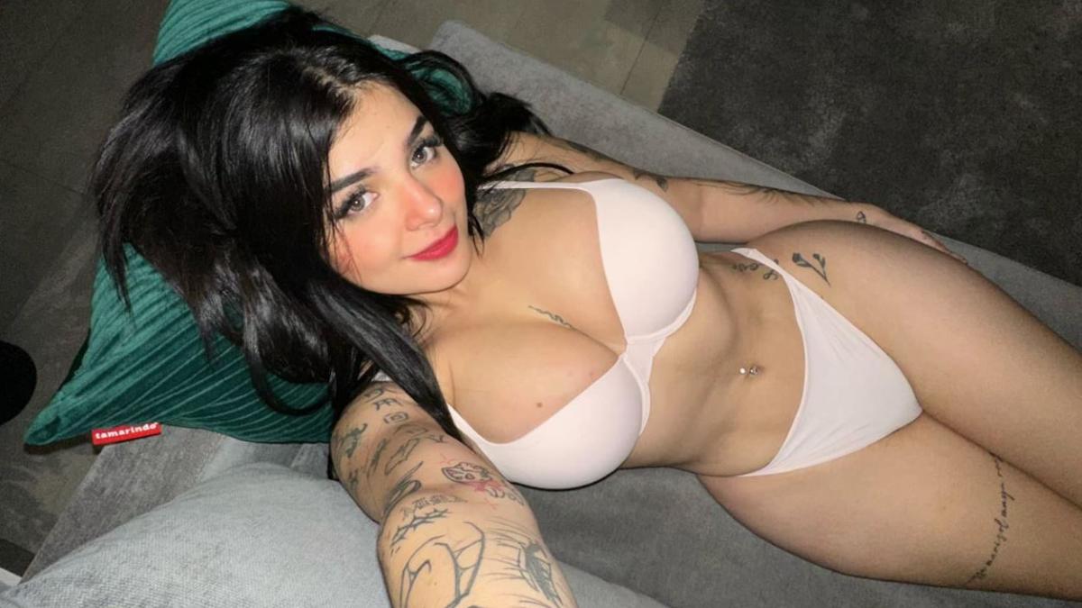 [IMAGEN SENSIBLE] Karely Ruiz graba video para adultos con un fan que se la tatuó