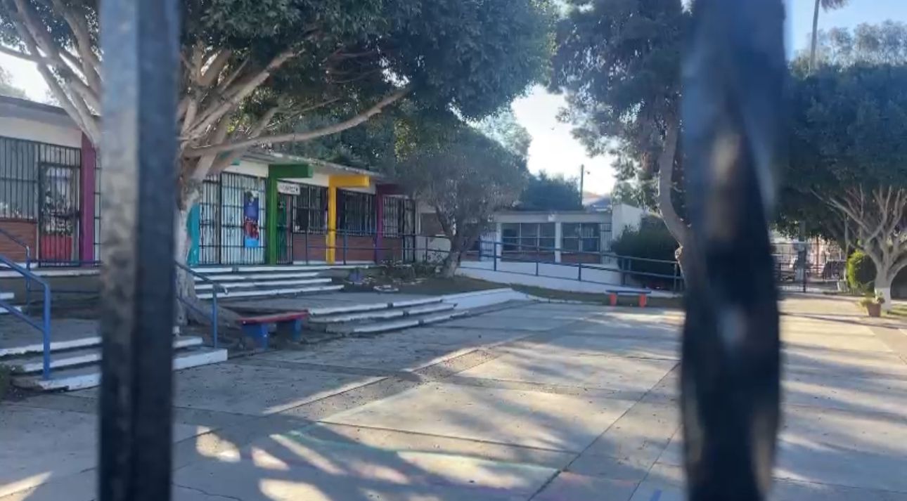 Padres toman escuela de atención especial en Playas de Tijuana; exigen restitución de director y mejoras