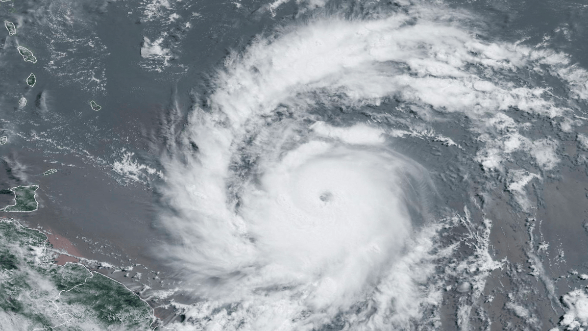 Se reduce huracán Beryl a categoría 3