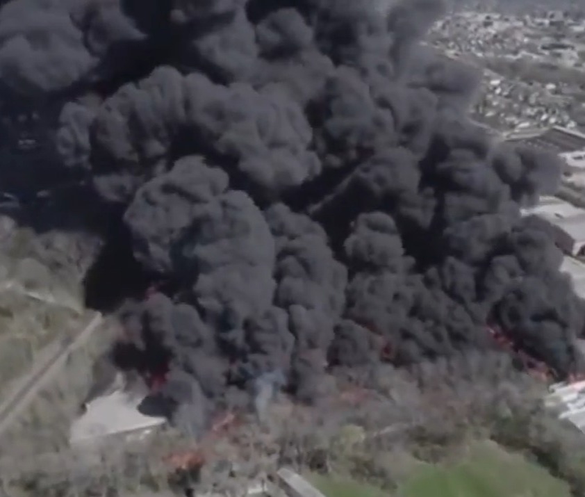 Indiana; incendio en planta de reciclaje provoca evacuación masiva