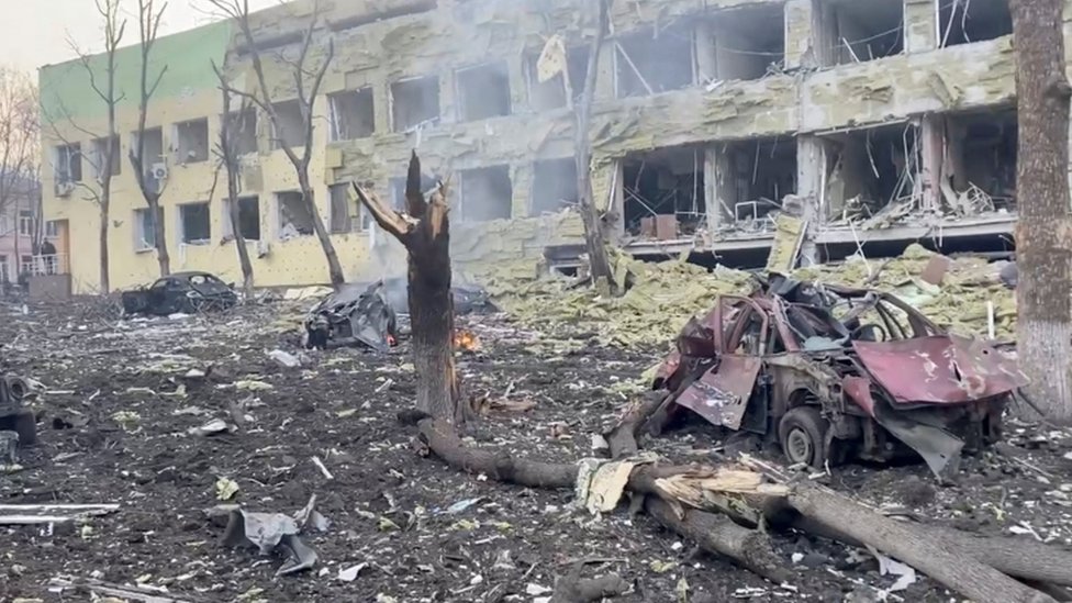 Bombardeo ruso afecta hospital en el noreste de Ucrania