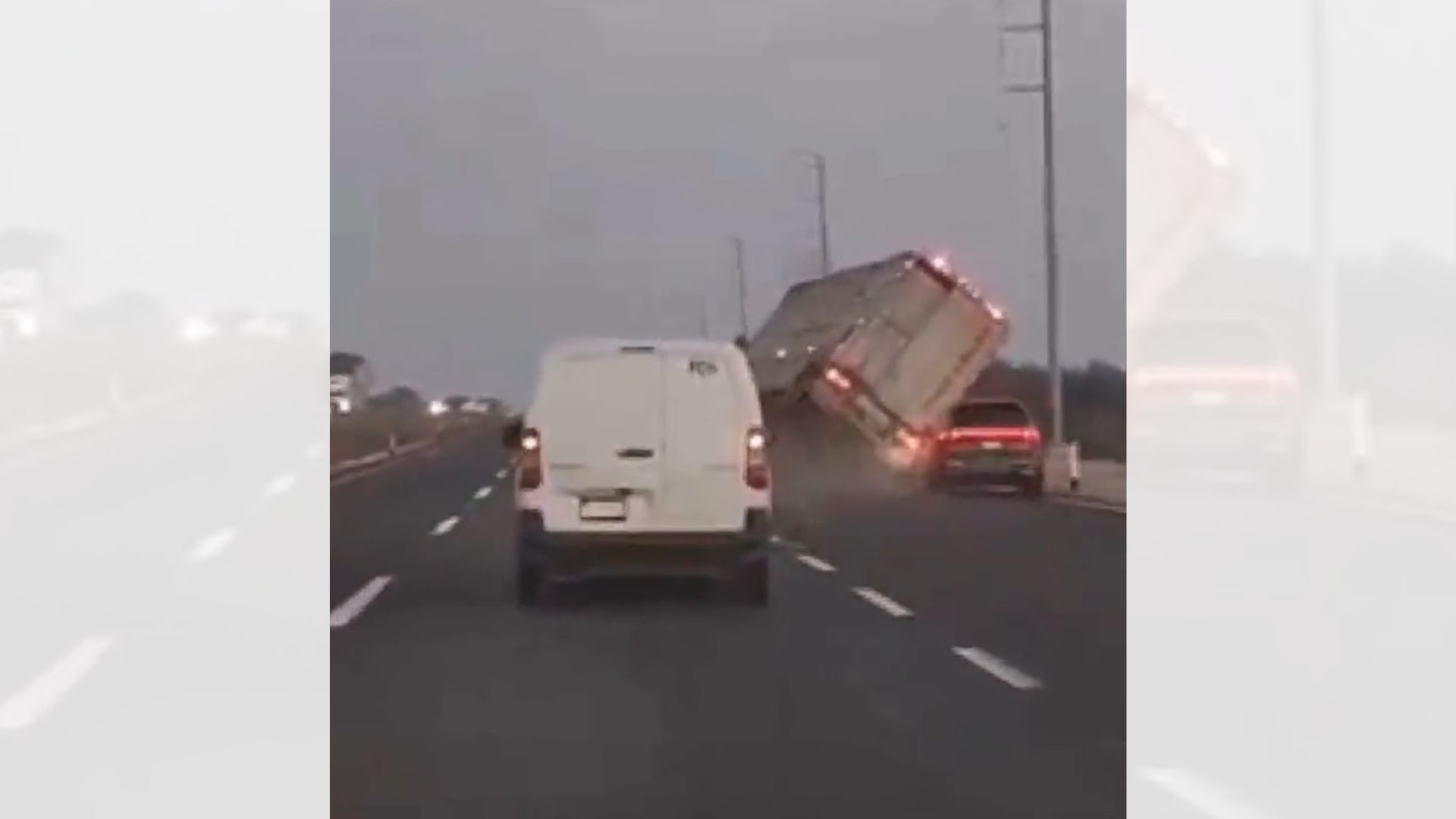 [VÍDEO] Trailero conduce “como loco” en carretera y se voltea