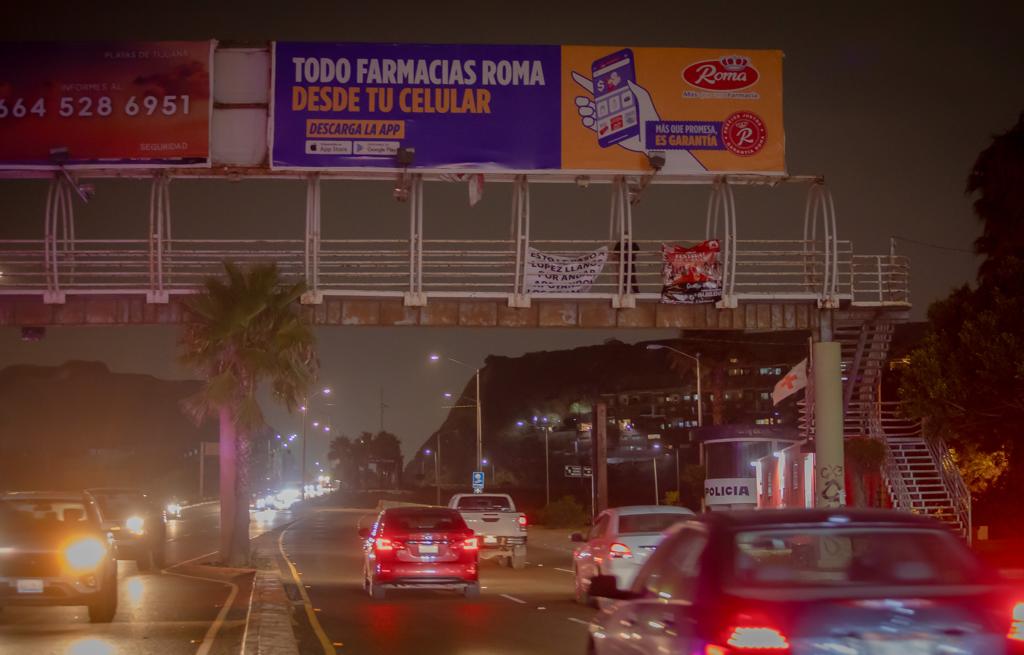 [GALERIA] Dejan narcomantas tras el asesinato de un policía: Tijuana