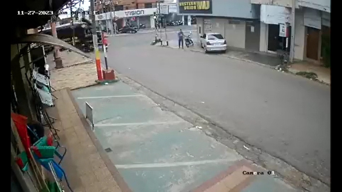 [VIDEO SENSIBLE] Motociclista es arrollado por un camión de carga