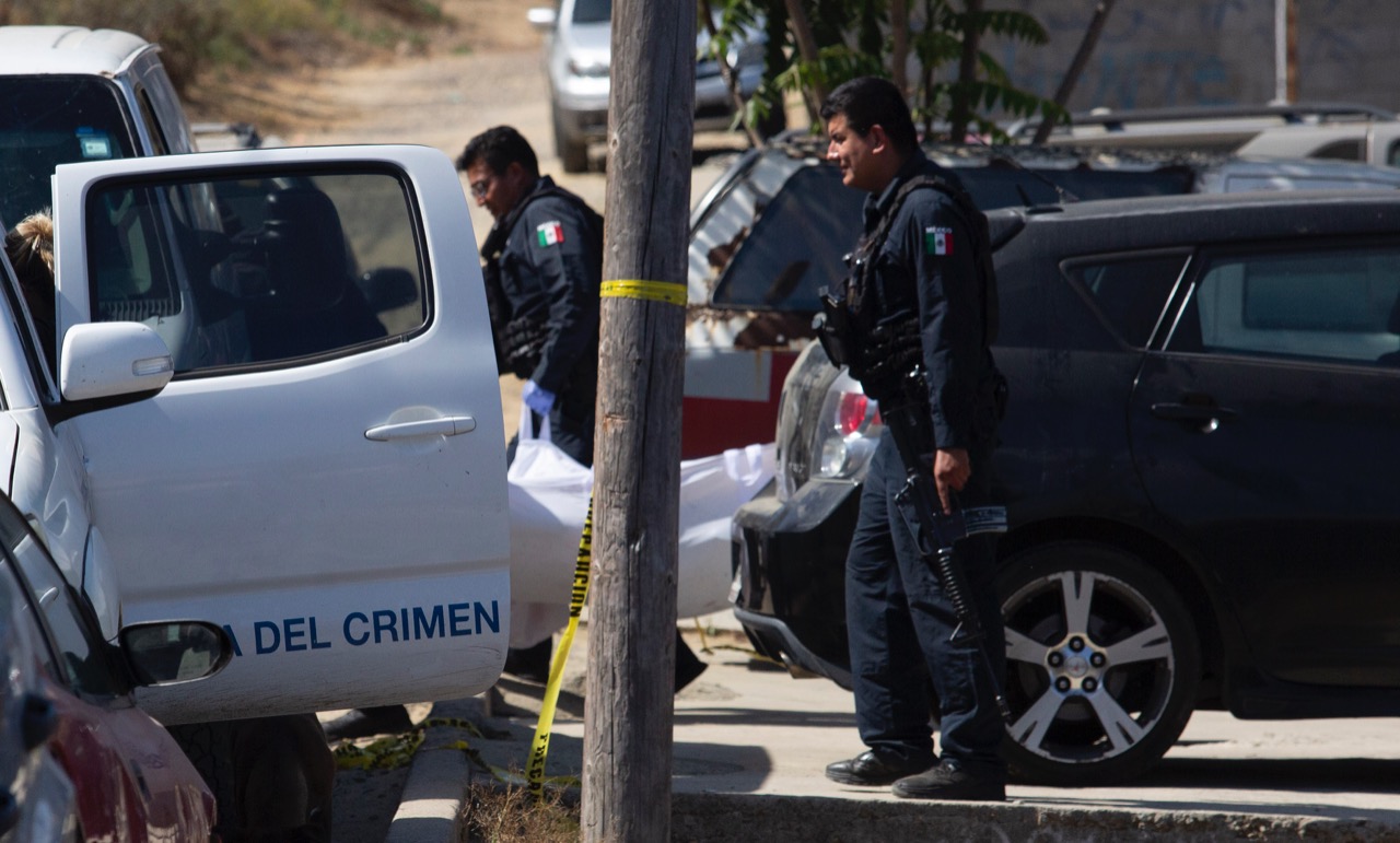 Agresión a mano armada deja dos muertos y un herido.