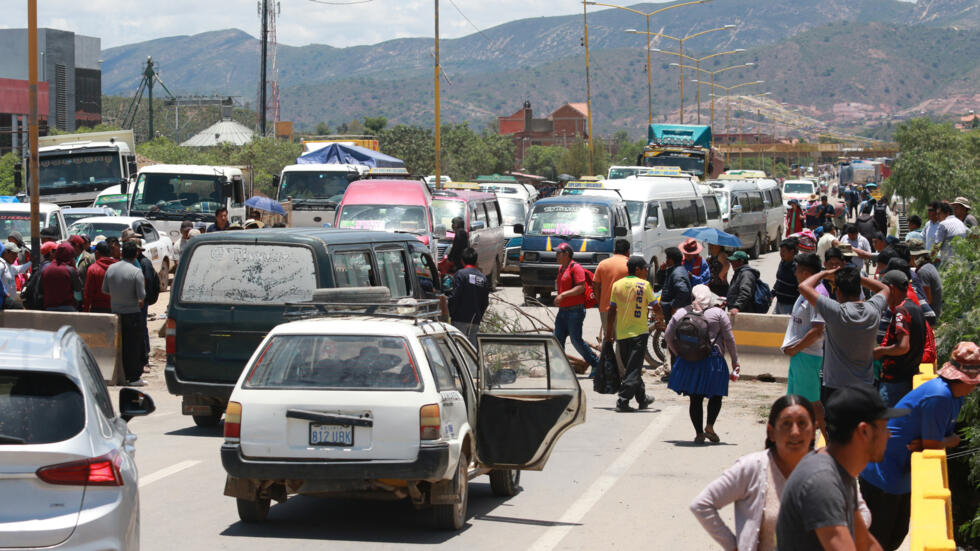 Escasez de combustible en Bolivia por bloqueo de carreteras