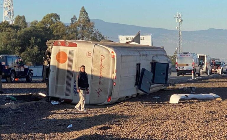 Tres personas que viajaban a bordo del autobús perdieron la vida y sus cuerpos quedaron tendidos sobre la carpeta asfáltica. Las autoridades de Protección Civil, indicaaron que otros 19 pasajeros sufrieron lesiones, por lo que requirieron ser trasladados 