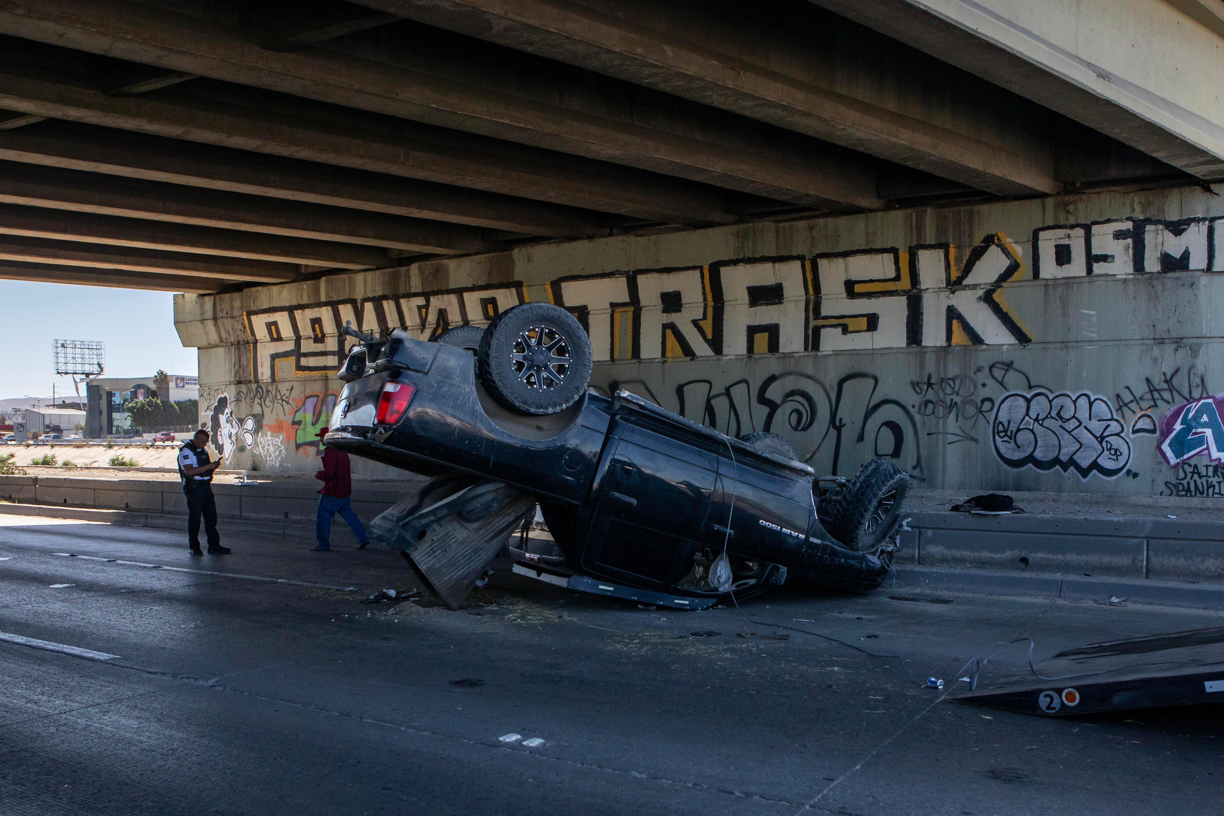 [VIDEO] Se vuelca auto por ir a exceso de velocidad: Tijuana