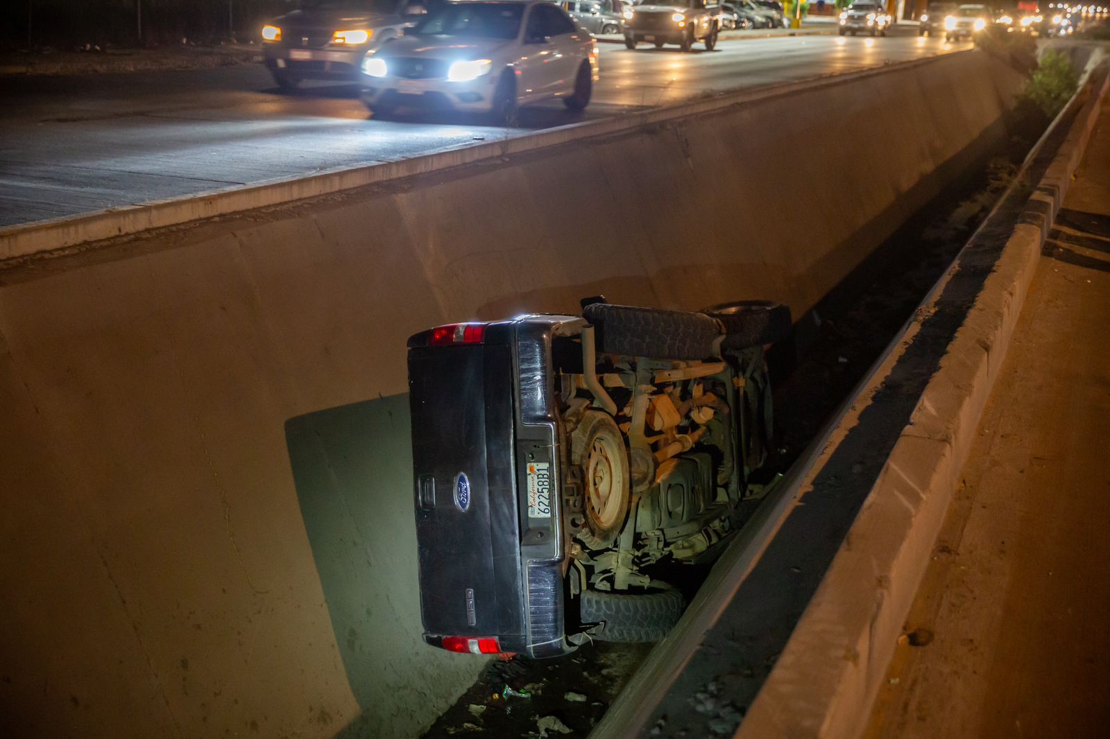 Se vuelca un carro en canalización tras perder el control