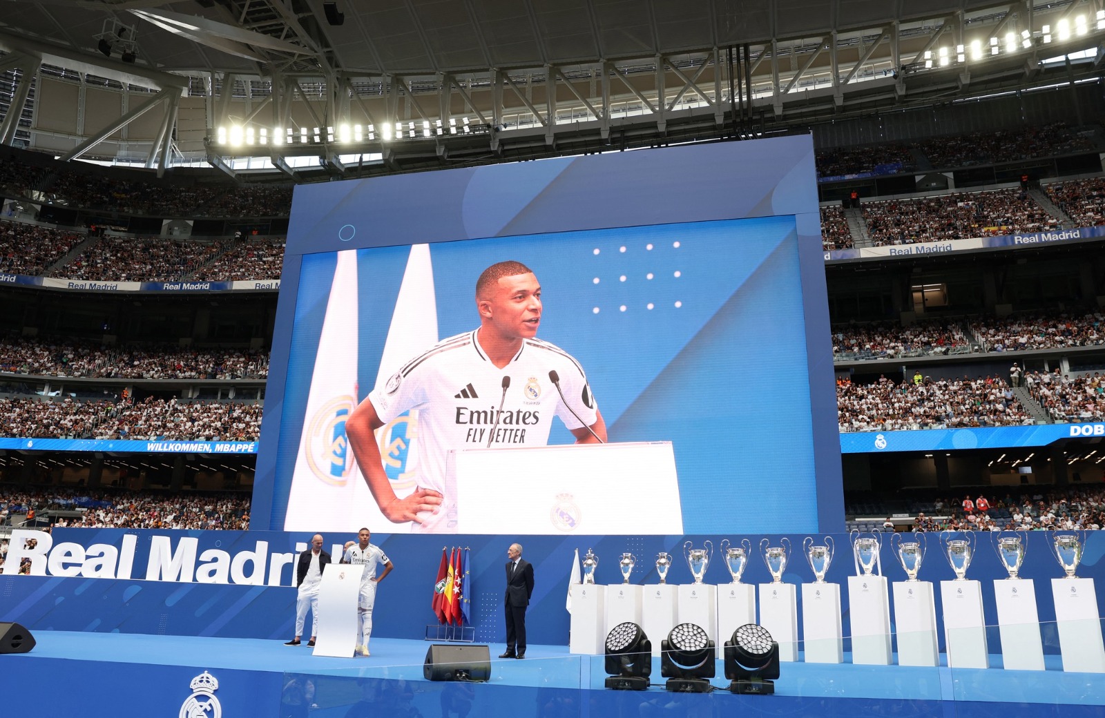 ¡Futbol vive histórico momento! Kylian Mbappé fue presentado por el Real Madrid