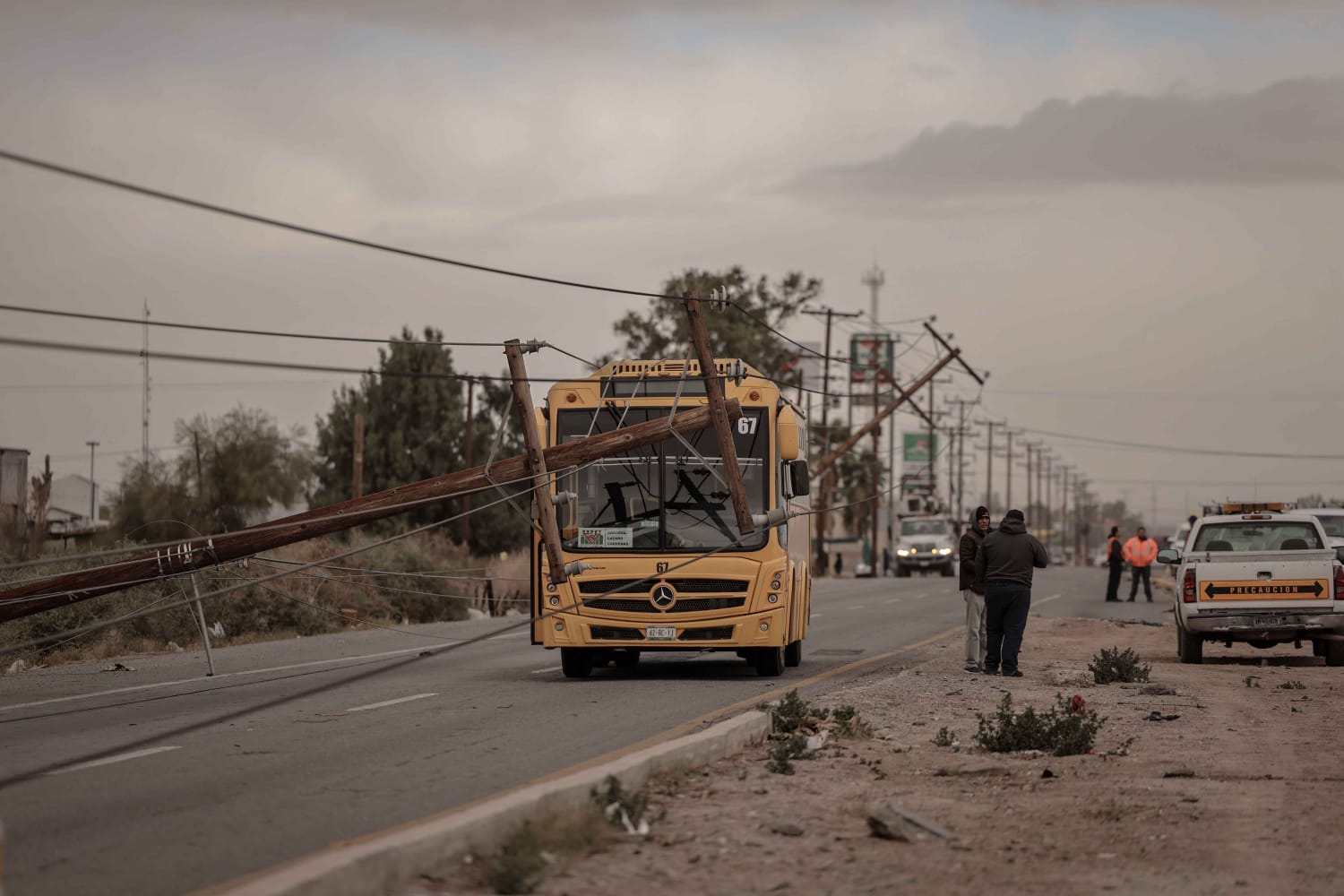 [VIDEO+GALERIA] Caen postes de luz por ráfagas de viento:  Mexicali