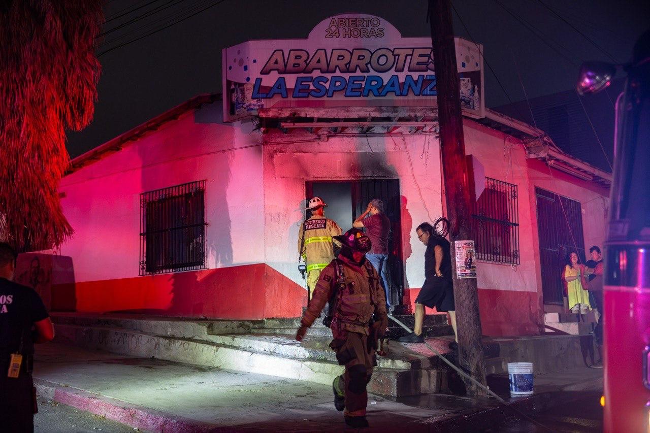 Vecinos controlan incendio en abarrotes de la  colonia Francisco Villa