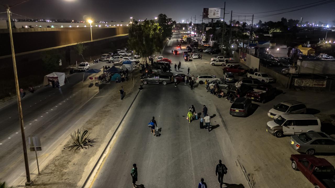 Bloquean posesionarios del Maclovio Rojas la carretera Aeropuerto