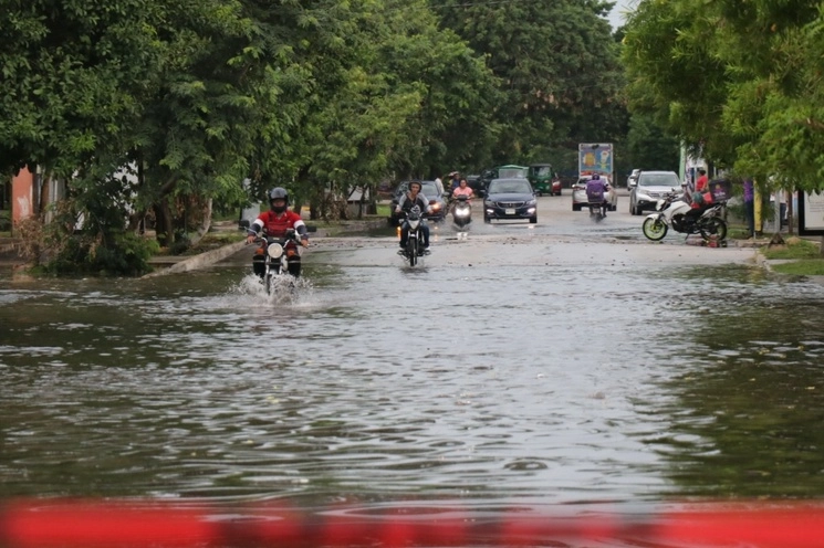 [VIDEOS] Provocan intensas lluvias inundaciones en Mérida