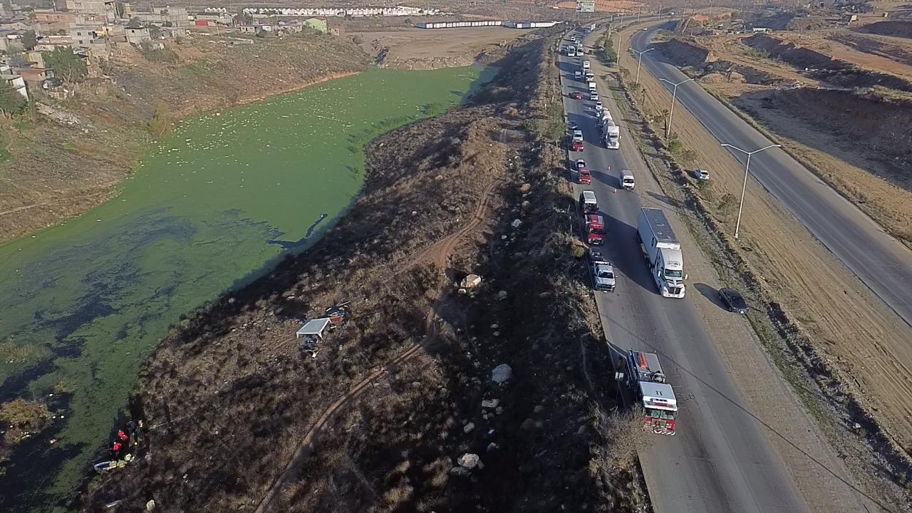 [VIDEO] Se vuelca automóvil sobre la laguna del 2000 con dos personas