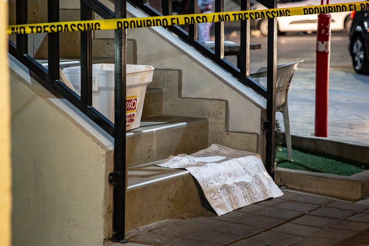 TIJUANA: Abandonan hielera con restos de cerdo y narcomensaje en Plaza Conquistador