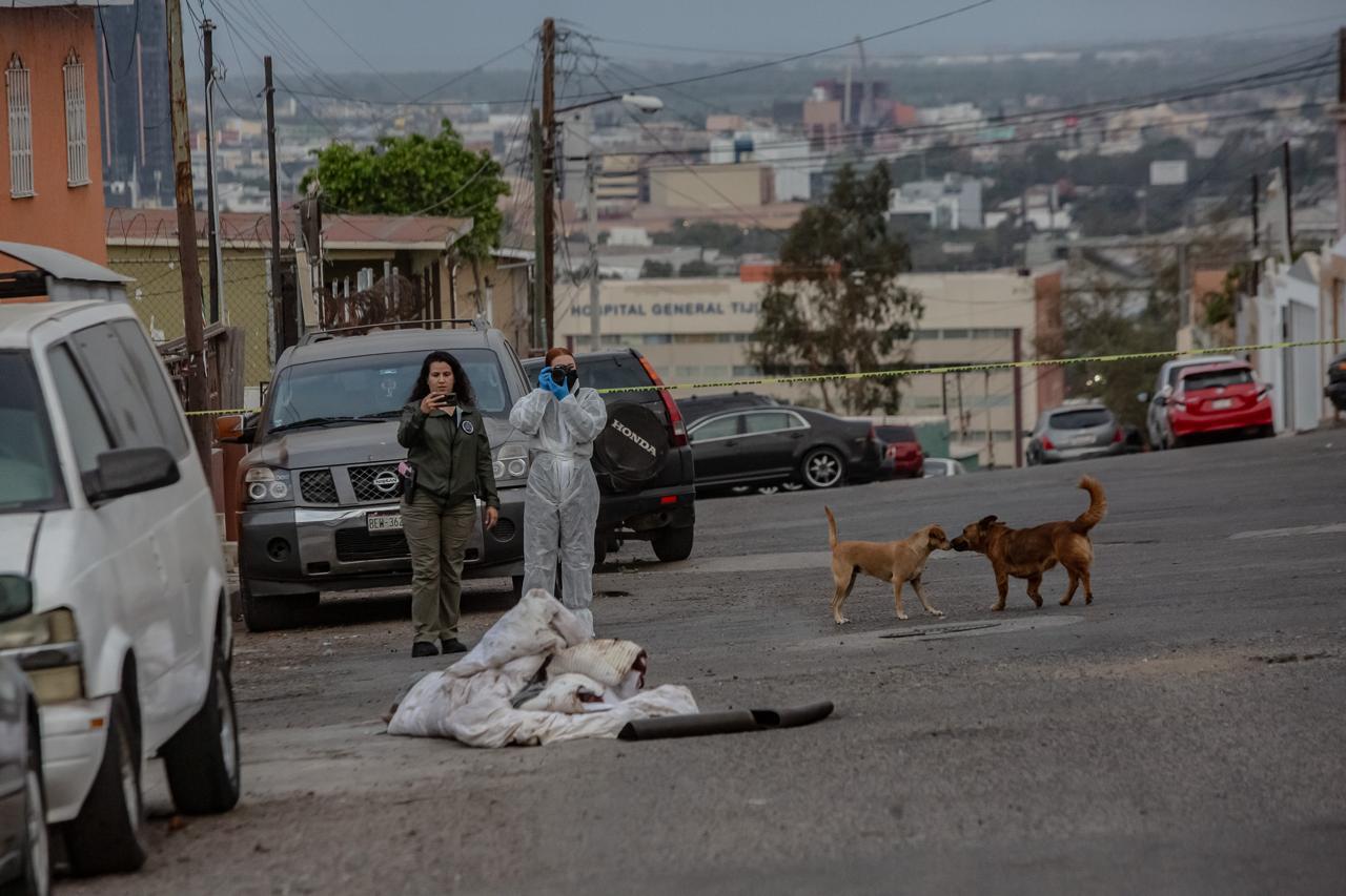 [VIDEO] Vecinos encuentran cuerpo encobijado en plena calle: Tijuana