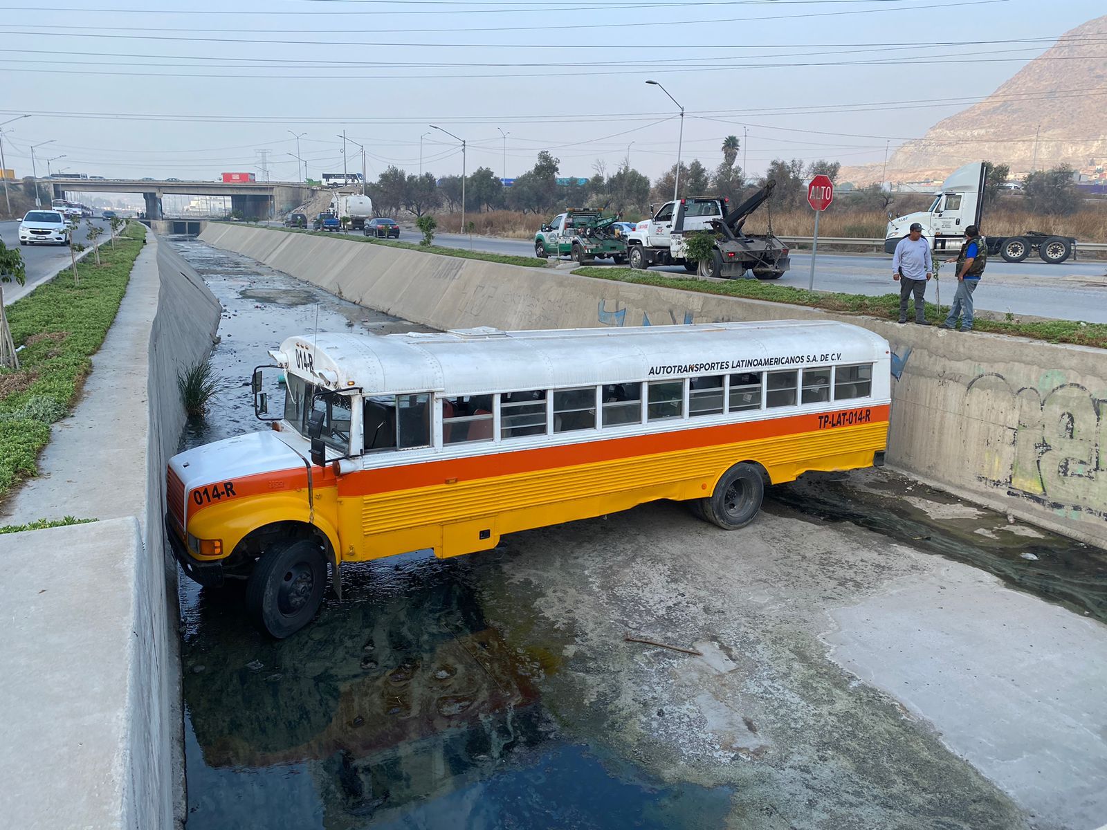 [FOTO+VIDEO] Cae a la canalización camión de transporte