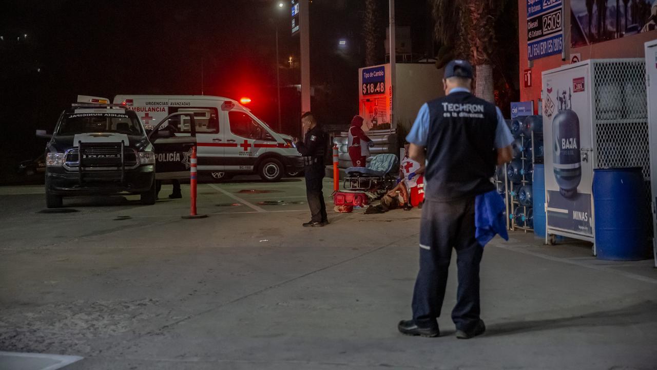 [VIDEO] Los balean y piden ayuda en gasolinera: Tijuana