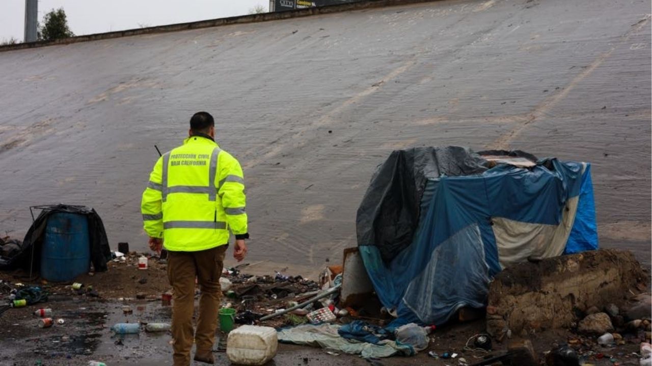 Evacúan a más de 100 personas de la canalización del Río Tijuana ante lluvias por Rachel
