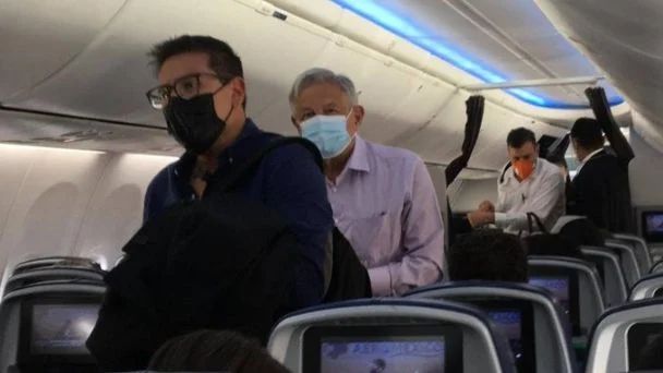 "¡Estás destruyendo al país!", le gritan a AMLO durante un vuelo