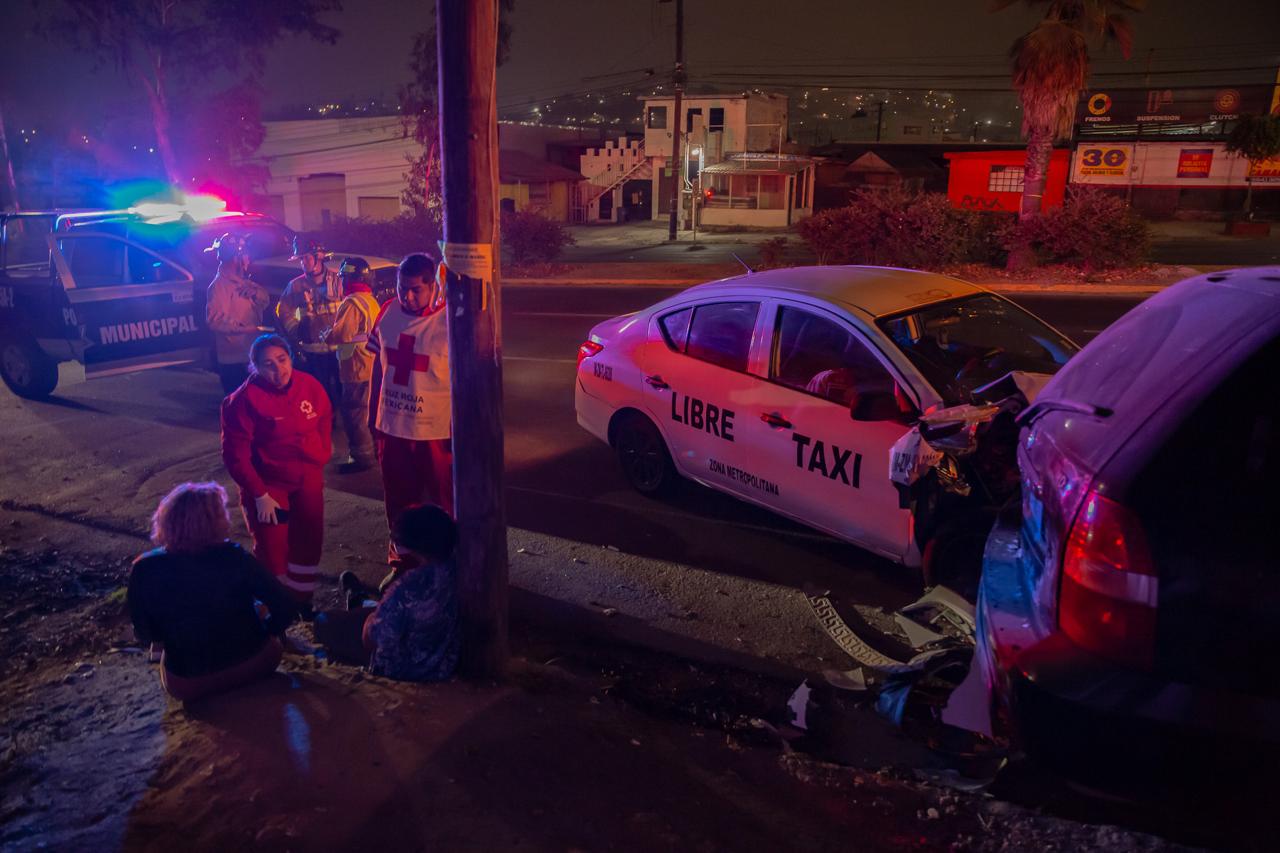 [VIDEO] Taxista se queda dormido y choca; llevaba dos pasajeros: Tijuana