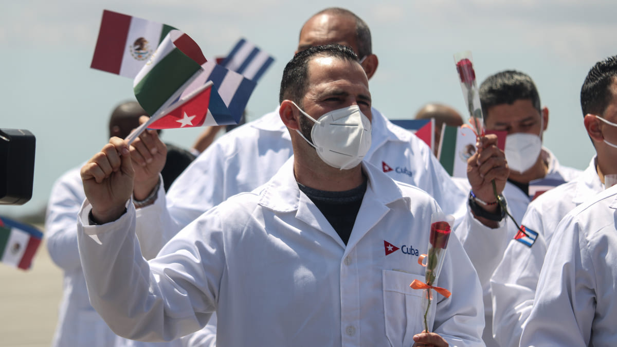 Aclara AMLO sueldo de los médicos y especialistas cubanos