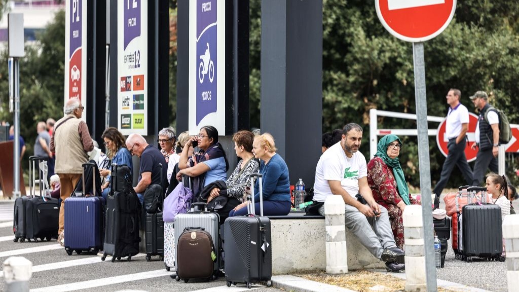 Evacuan seis aeropuertos y Palacio de Versalles: Francia