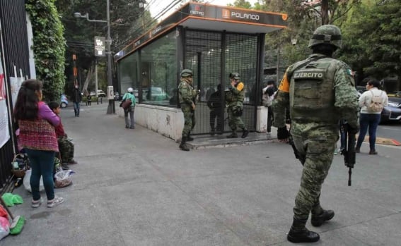 Captan a militares armados fuera de Metro Polanco