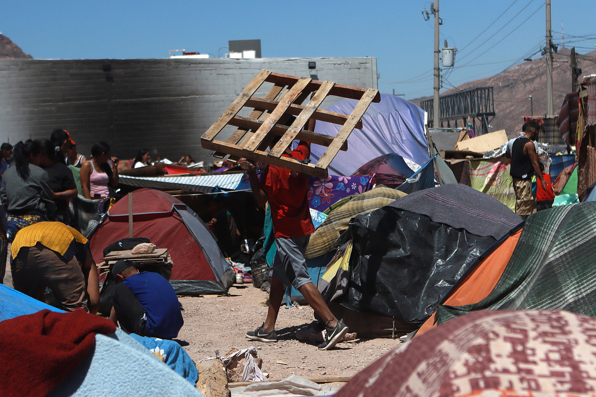 Acampan migrantes en Chihuahua por operativos en trenes