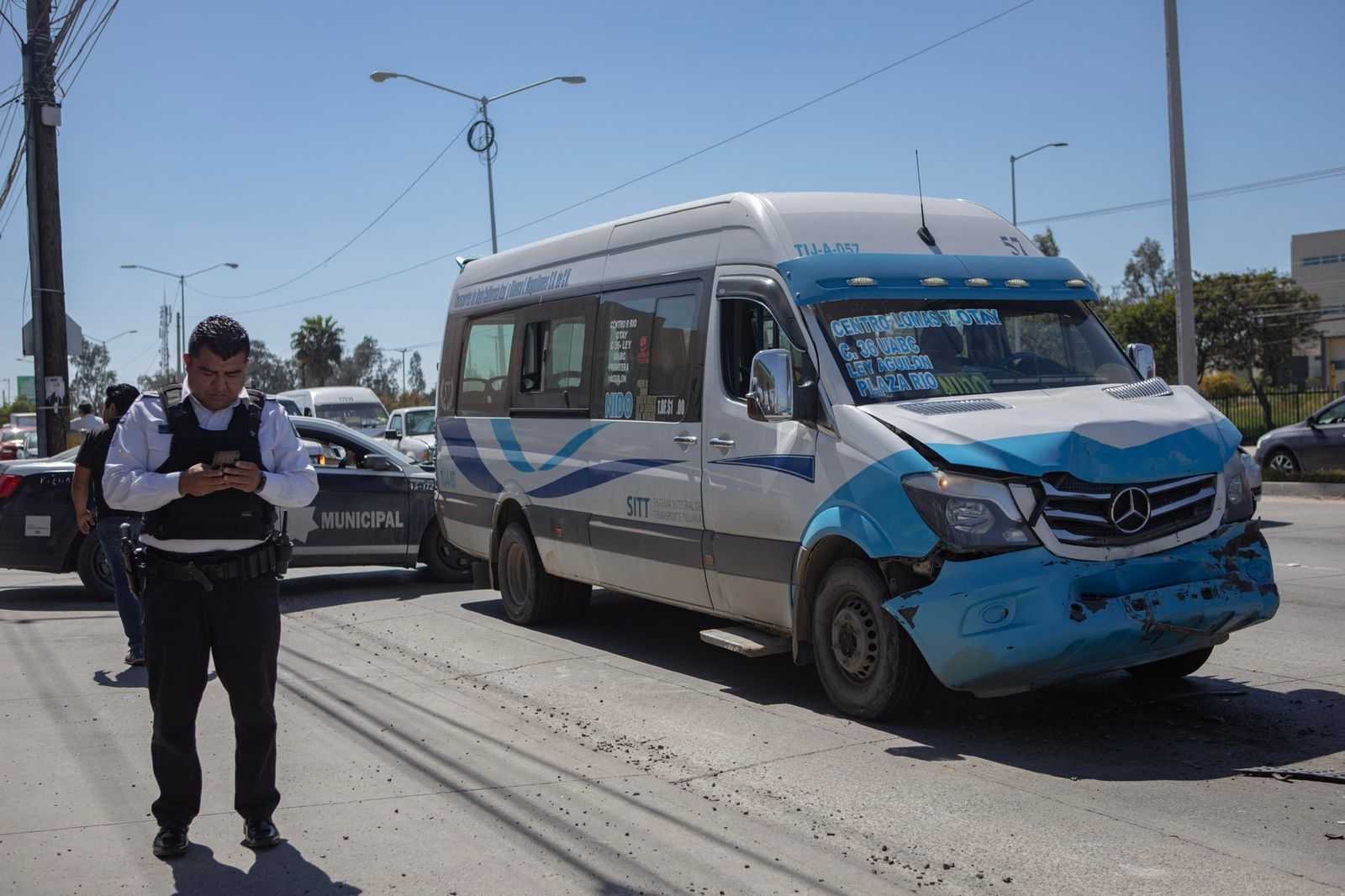 Accidente vehicular en Otay: Transporte público y vehículo particular involucrados