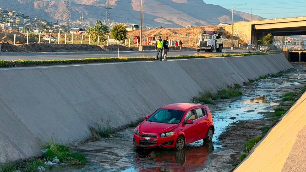 Conductora pierde el control y termina dentro de canalización en Tijuana