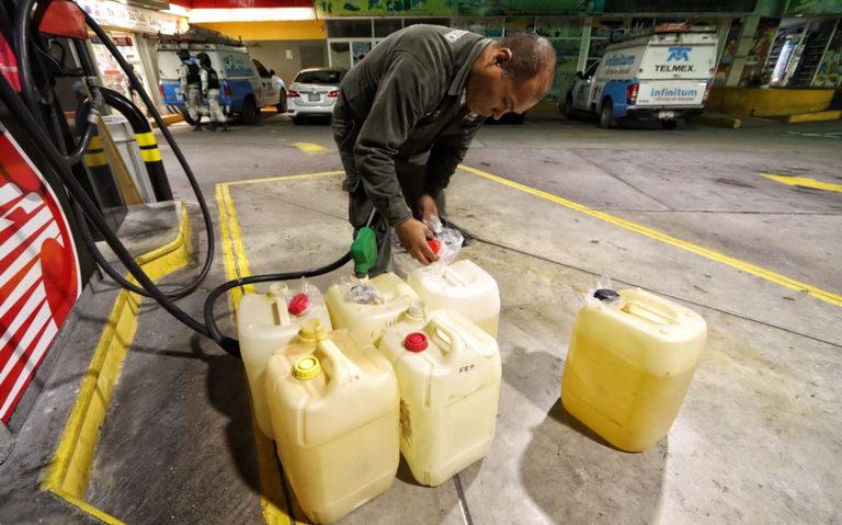 Venden litro de gasolina en 40 pesos tras el paso de ‘’Otis’’