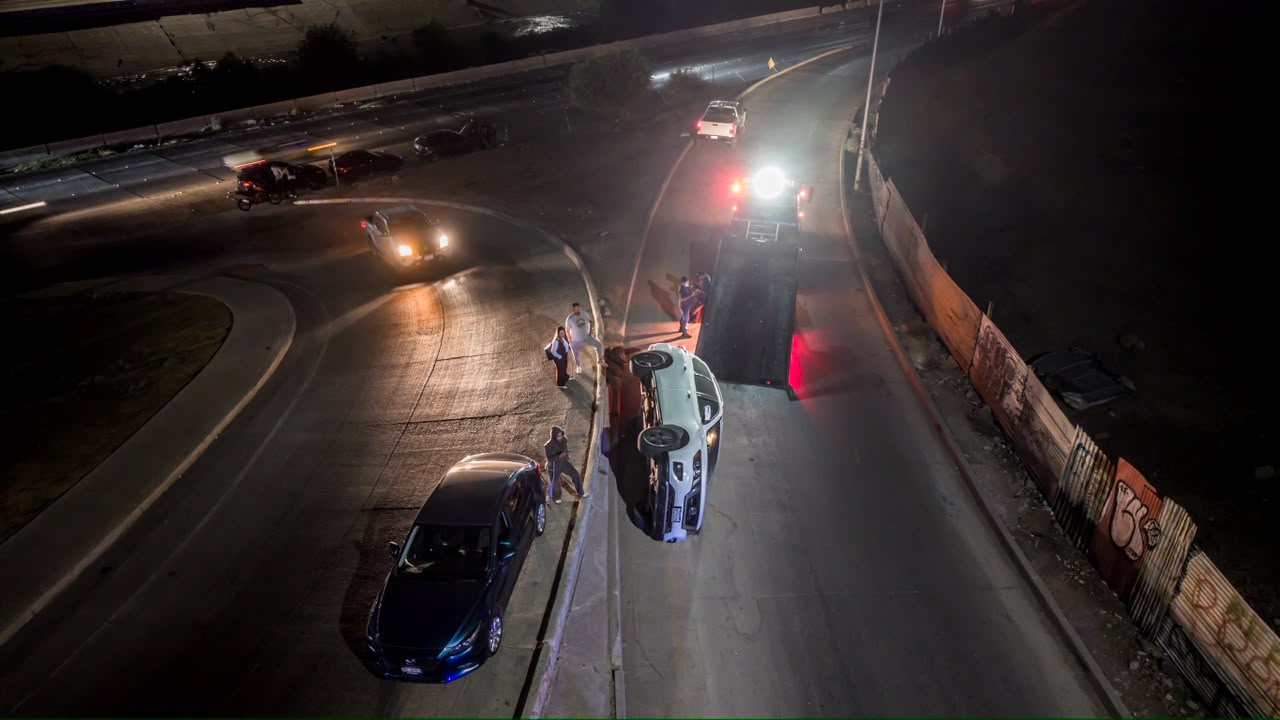 TIJUANA: Se vuelca camioneta en acceso al puente Simón Bolívar