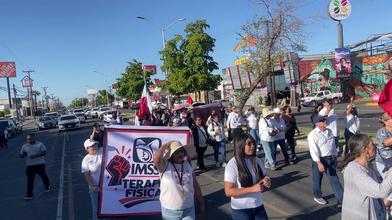 MEXICALI: Marchan trabajadores y jubilados del IMSS  por salarios y falta de insumos