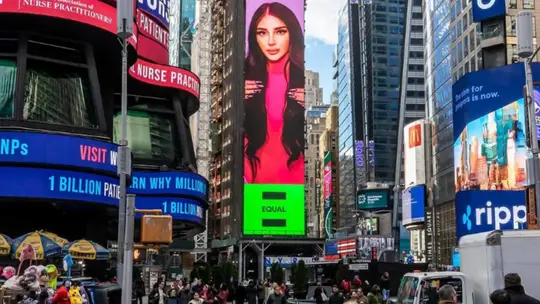 Bellakath aparece en Times Square de Nueva York