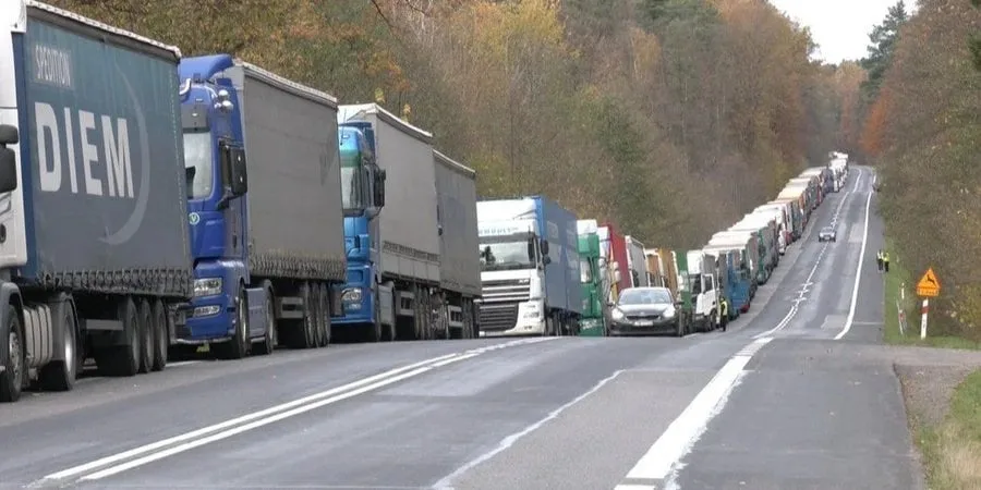 Extienden transportistas polacos el bloqueo a la frontera con Ucrania