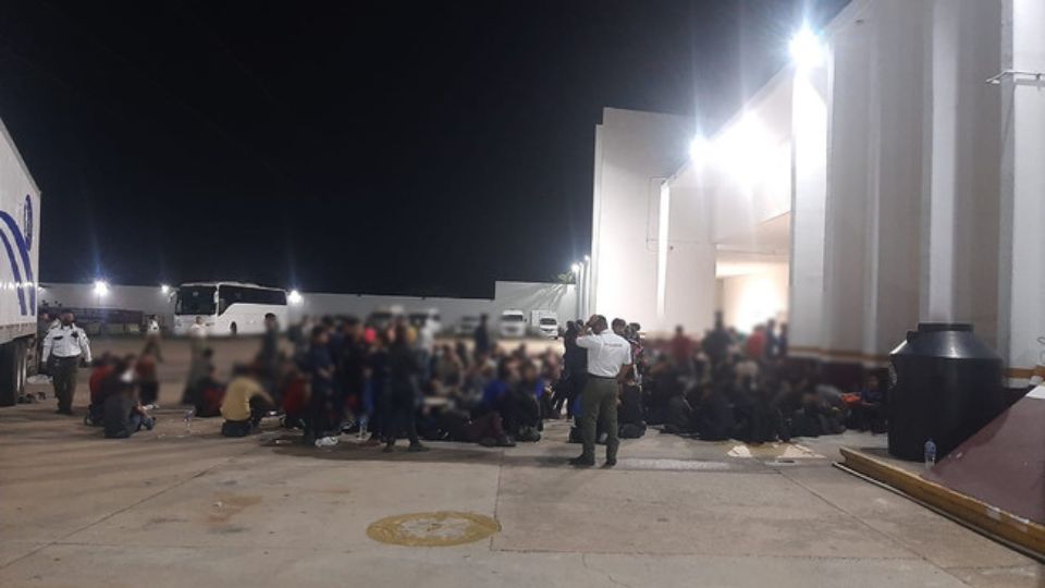 Rescatan a decenas de migrantes hacinados en un camión de carga