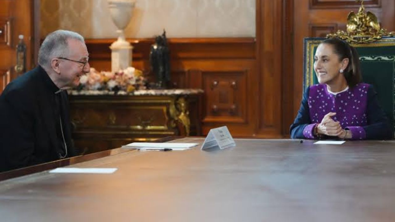 Sheinbaum recibe al canciller del Vaticano en Palacio Nacional