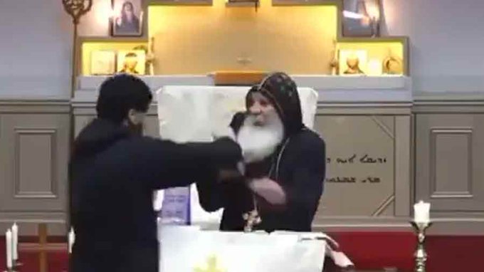 [VIDEO] Apuñalan a sacerdote durante misa transmitida en vivo