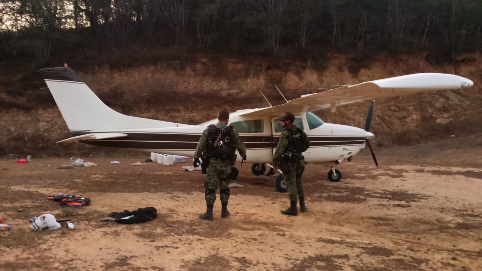 Decomisan avioneta que transportaba cerca de 300 kg de cocaína