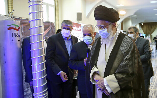 El Supremo Líder iraní, Ayatollah Ali Khamenei, en una exposición de los logros nucleares de Irán. IFOTO: Gobierno iraní