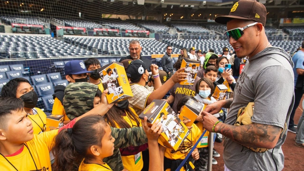 Machado resalta el peso de tener un latino al frente de Los Padres