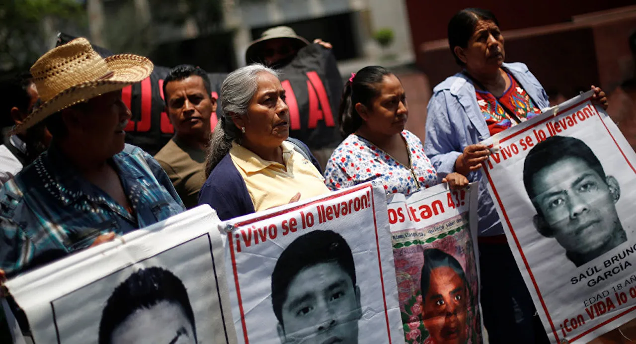 Protestan padres de Ayotzinapa previo al mitin de Claudia Sheinbaum