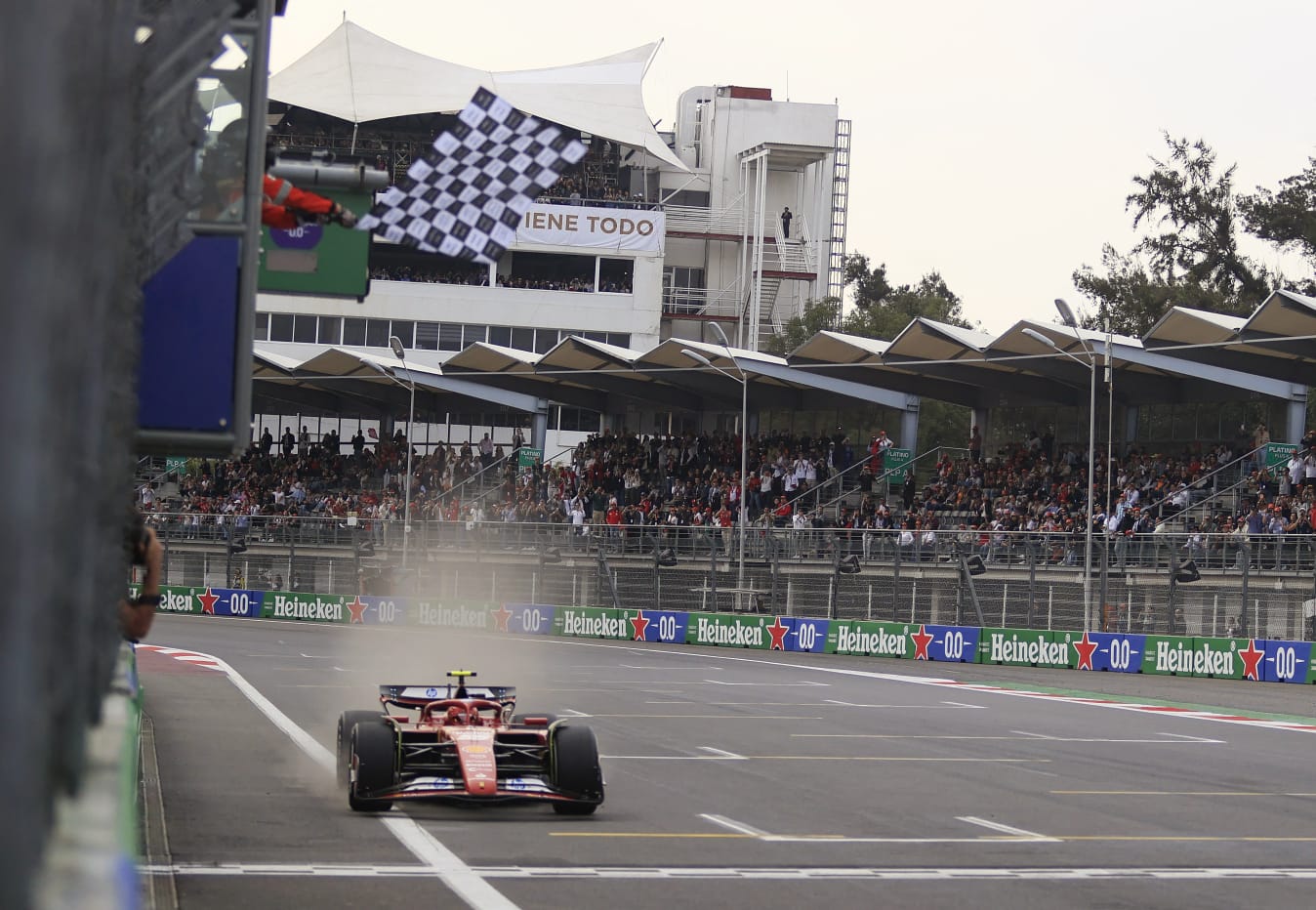 El español Carlos Sainz gana el Gran Premio de México; Checo Pérez tiene complicada carrera